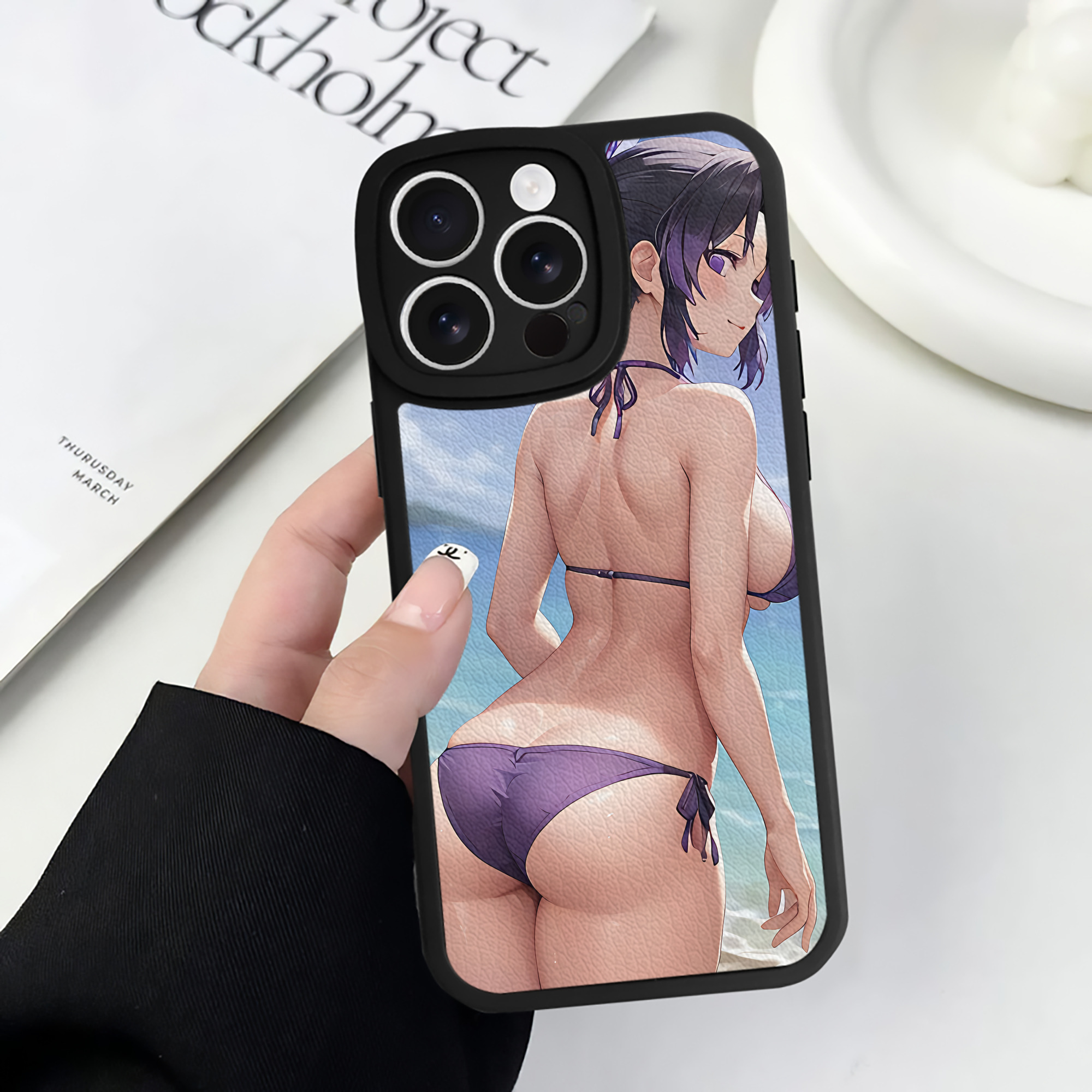 （画像用） 鬼滅の刃（きめつのやいば）蟲柱-胡蝶 しのぶ／こちょう しのぶ Kochou Shinobu 【iPhone 16シリーズ対応】シリコンスマホケース（レザー調） 材質：シリコン